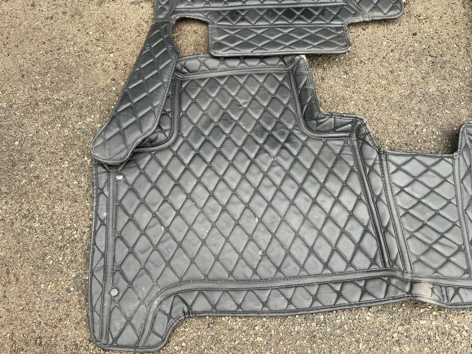 Продам комплект коврів в салон на лексус нх 18 року