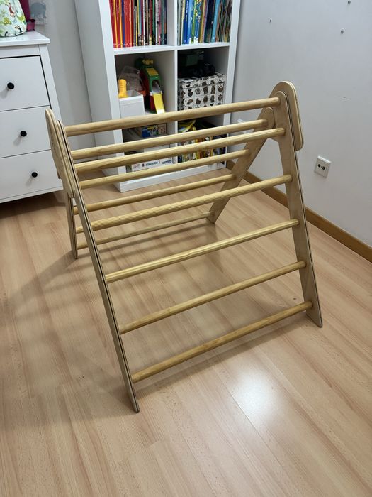 Triângulo pikler com rampa escorrega e escalada