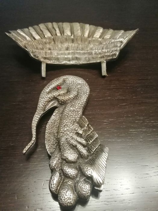 Suporte de travessas de estanho e casquinha de prata em forma de perú