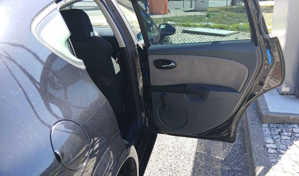 Carro Seat Leon 2008 5 portas preto a diesel 1.9 TDI