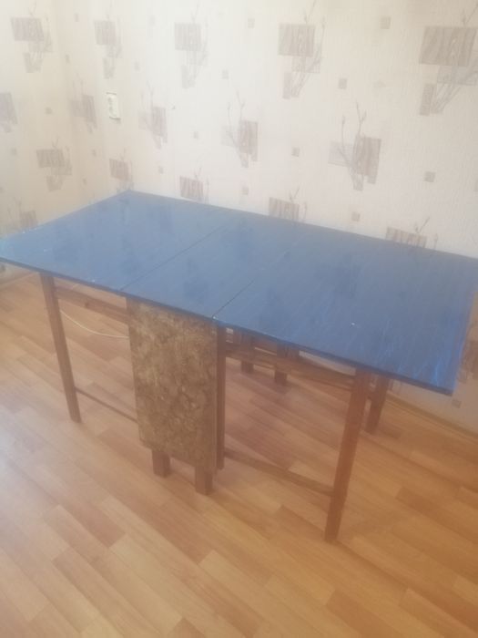 Продам обеденный стол книжку
