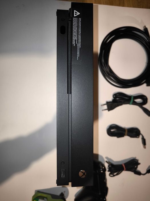 Microsoft Xbox One X 1TB Black (комплект)