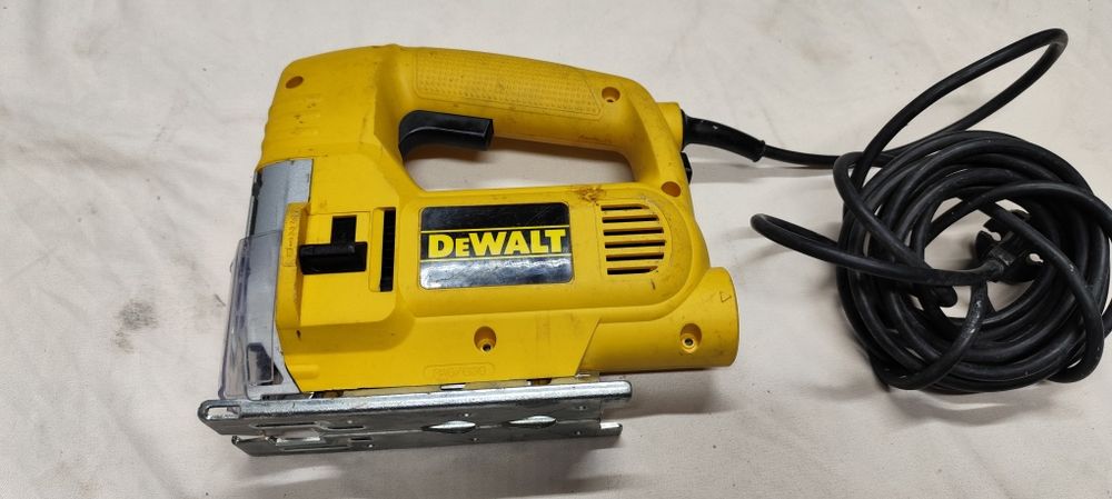 Wyrzynarka DeWalt dw320k