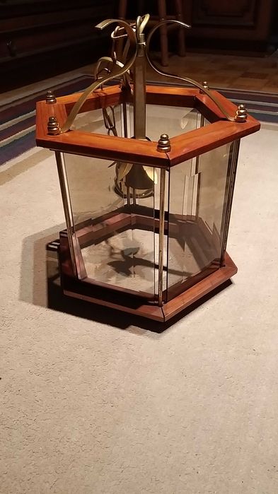 candeeiro em latão oxidado e madeira