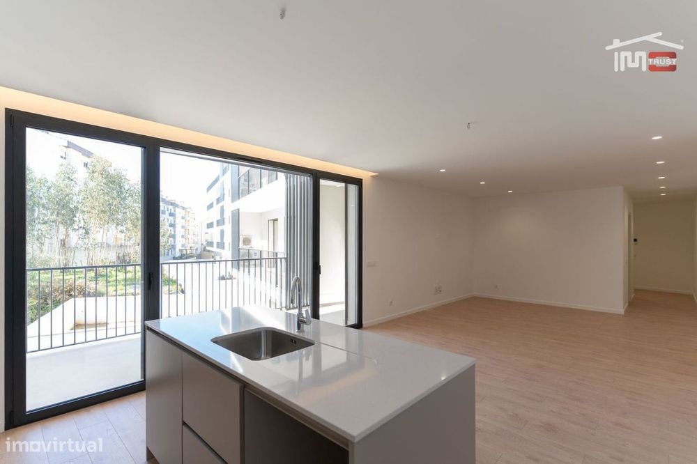 Apartamento T3 Novo Com Elevador Parqueamento Piscina No Terrasso E...