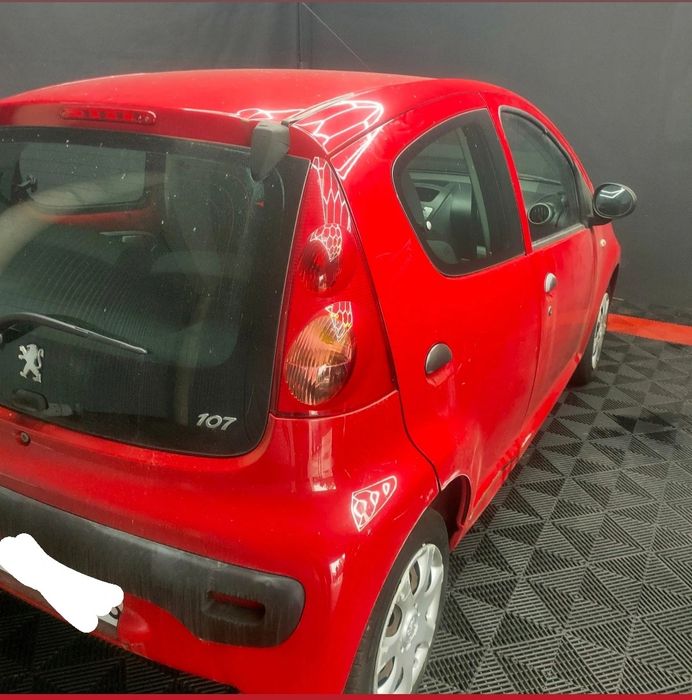 Vendo peugeot 107 1000 a gasolina do ano 2010 com 108.000 km