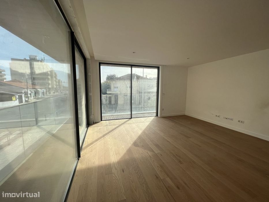 T2 com Lugar de Garagem e Arrumo - Como Novo