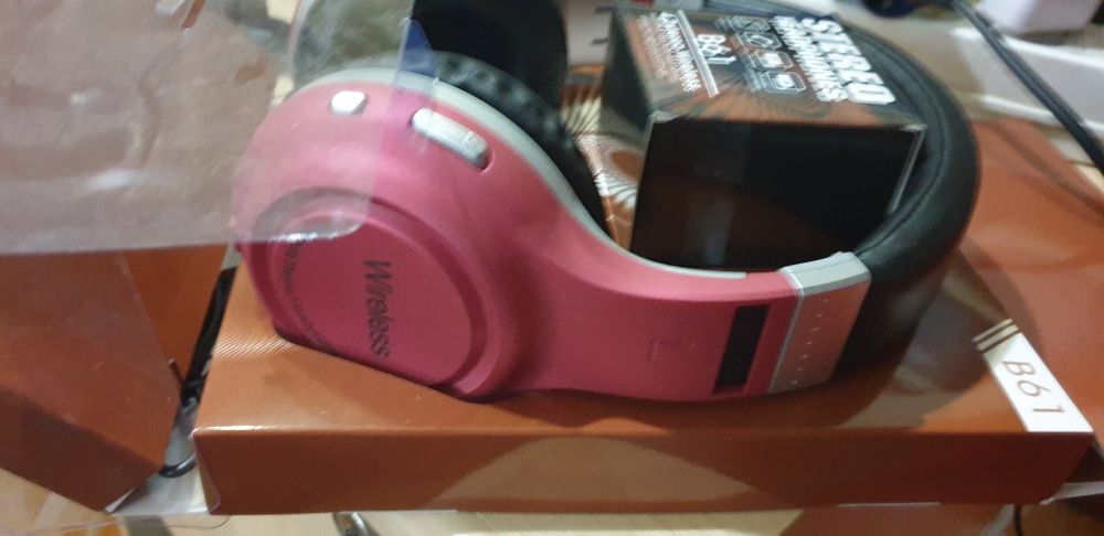 Auscultadores Bluetooth novos na caixa