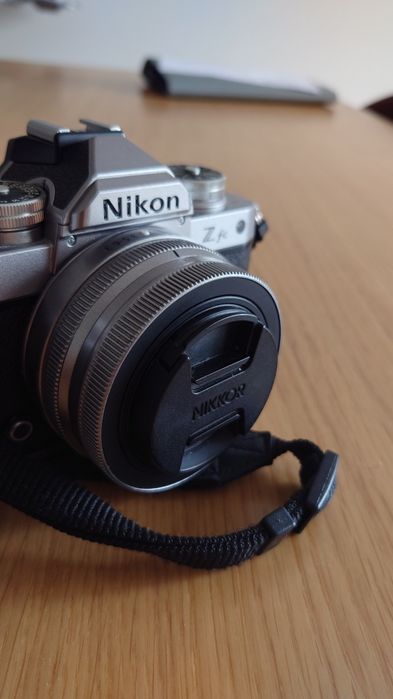 Nikon Z fc + 16-50mm f/3.5-6.3 VR + pilot bluetooth + statyw