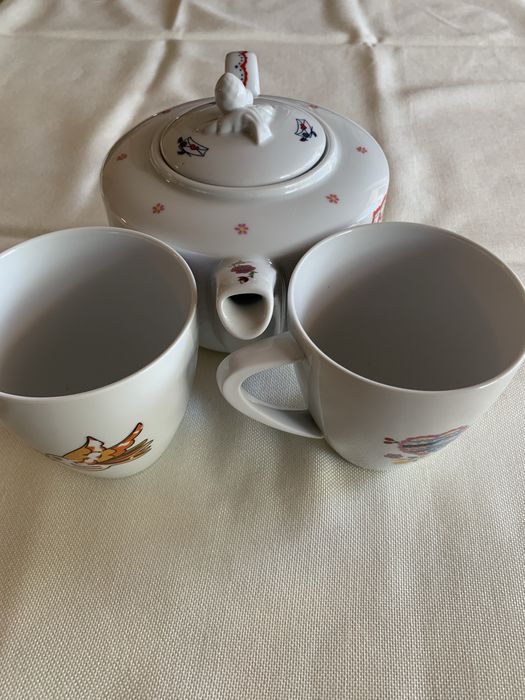 Conjunto de bule de chá e 2 canecas.