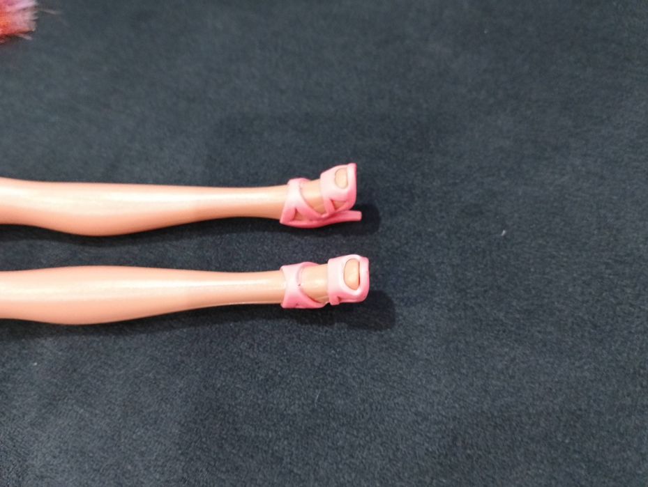 Piękna lalka Barbie tęczowe włosy