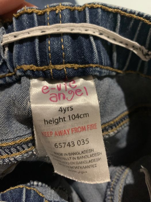 Джинси і светр для дівчинки