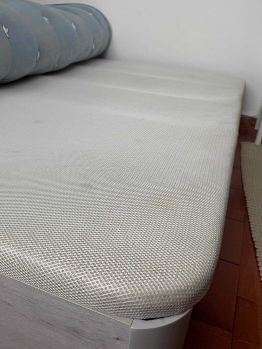 cama elevatória com arrumação no interior 150x190