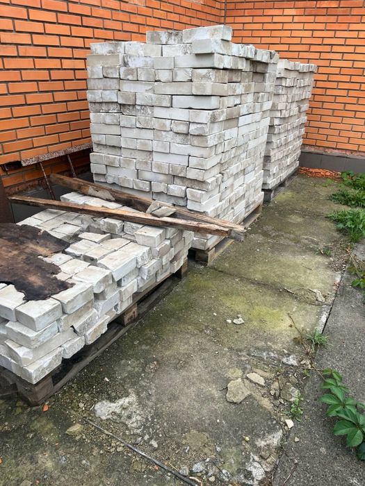 Кирпичи.