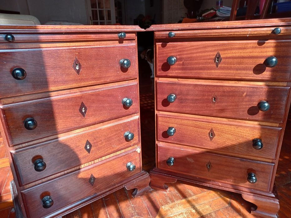 Mesas de cabeceira antigas