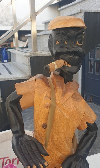 Escultura cubana em madeira, tem cerca de 60 cm