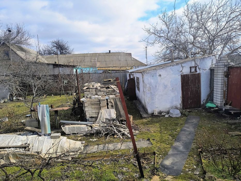 Земельна ділянка з будинком, літня кухня та госпспоруди .