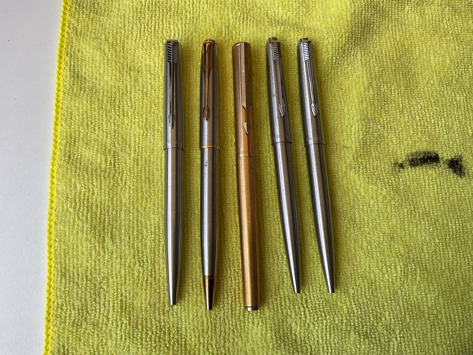 Varias lapiseiras e caneta da Parker