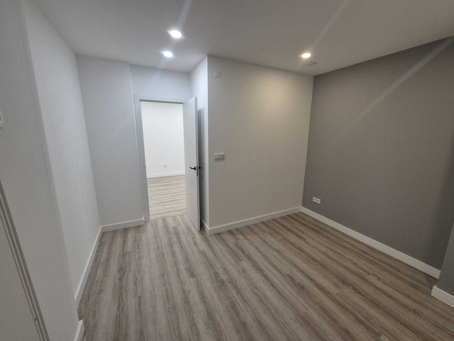 AGUALVA - Garagem/armazém com escritório e WC