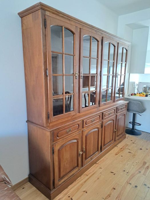 Clássico Louceiro de Castanho em Excelentes Condições