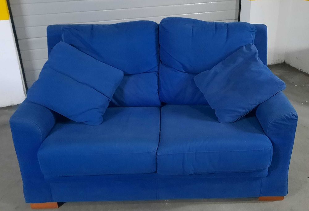 Sofá de 3 lugares, dando para 4 pessoas, com cama francesa.