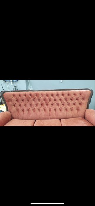Sofá ‘Friends’ rosa em muito bom estado