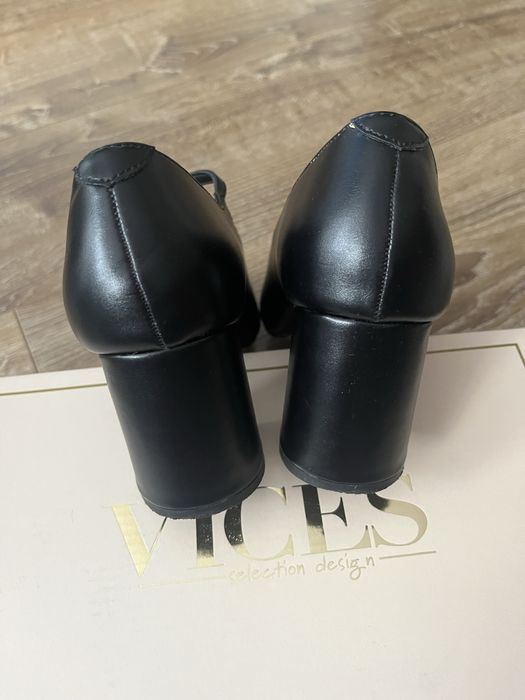 Czarne czółenka, rozmiar 39.