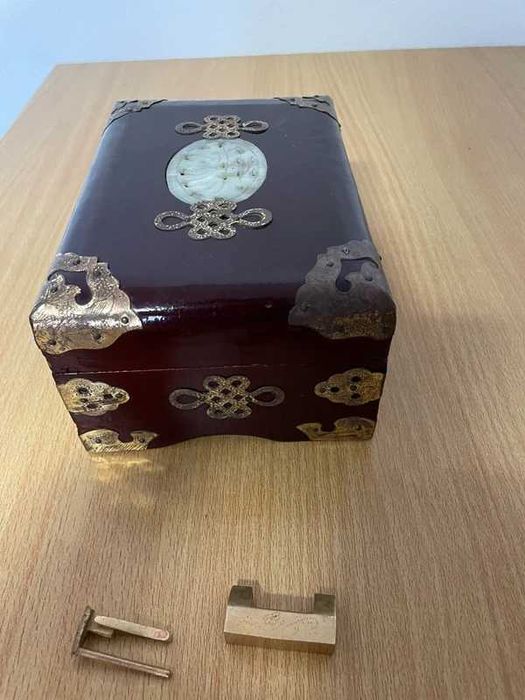Guarda-joias em madeira com cadeado