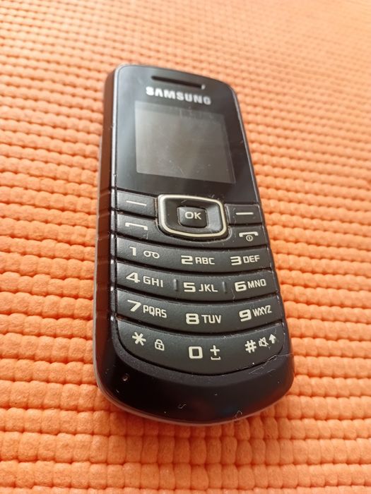 Кнопочный телефон Samsung  GT-E1080i