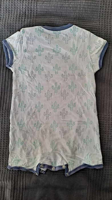 Babygrow curto com motivos de cactos