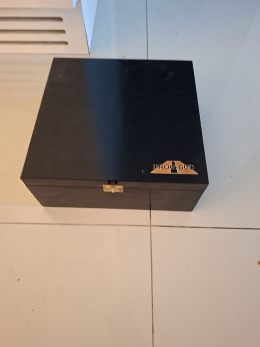 Pudełko typu skrzynka  o wymiarach 27x27x11 czarne z napisem