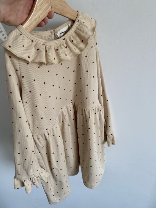 Sukienka beżowa prążkowana lil’ atelier w serca 110 kołnierzyk