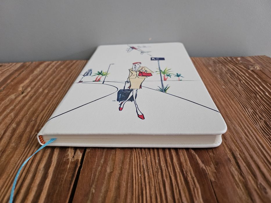 Notes z motywami podróży, biały, format A5.
Nowy. W oprawie twardej. N