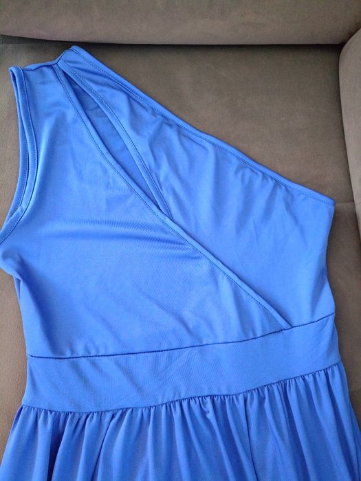 Długa sukienka na jedno ramię