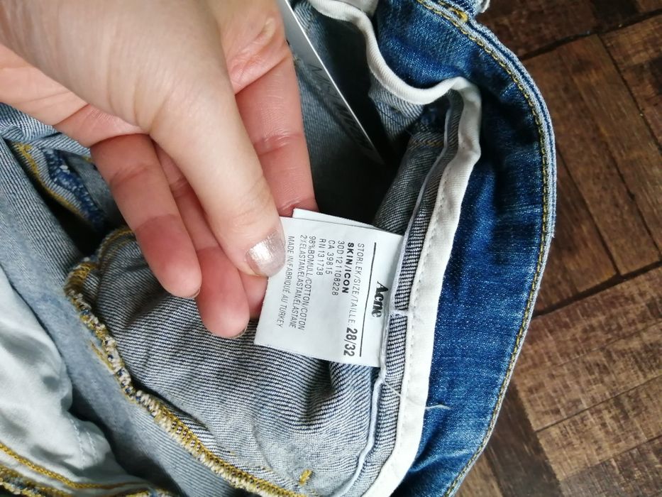 Niebieskie jeansy Acne