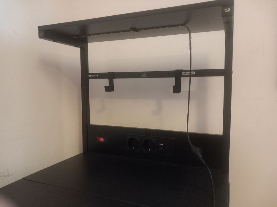 Secretária Industrial c/ Tomadas e Portas USB Integradas