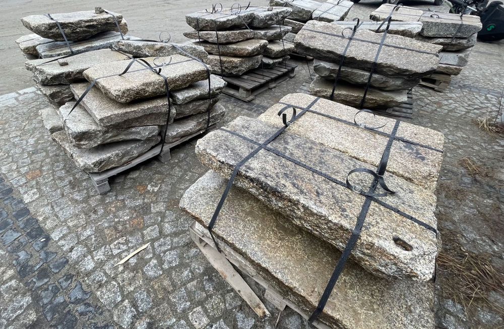 Płyty granitowe chodnikowe, ciosane, stare z rozbiórki