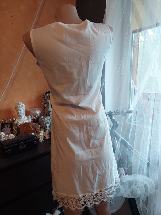 Біла сукня з мереживом