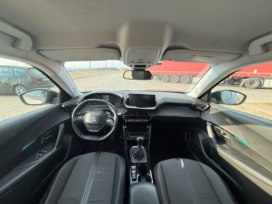Vendo Peugeot 2008 Allure 1.2 PureTech 100cv, matriculado em junho de 2022, com 140.000 km.
