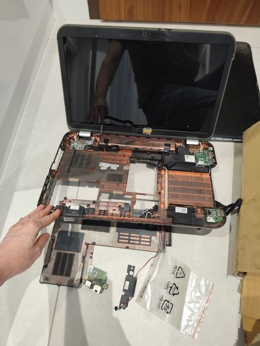 Laptopy uszkodzone  i niekompletne
