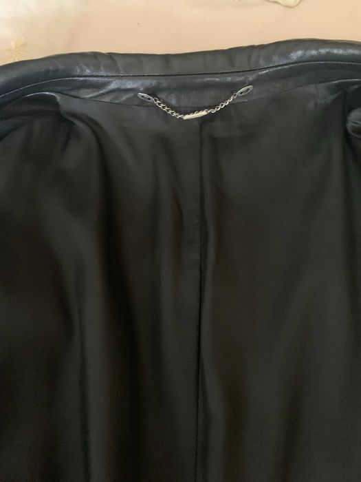 чорний кожаний плащ