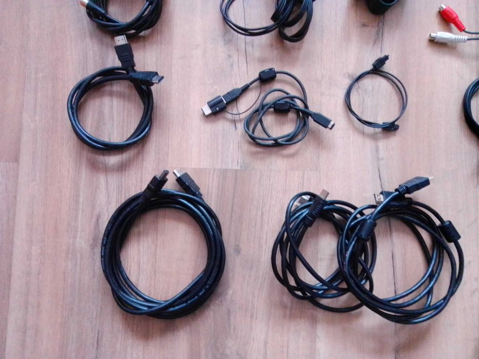 Vários cabos para Hi-Fi, imagem, consolas e telefones.