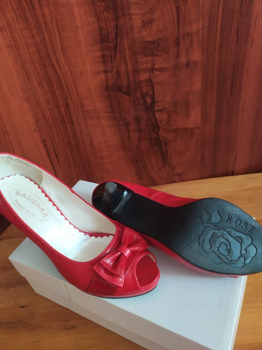 Piekne czerwone szpileczki