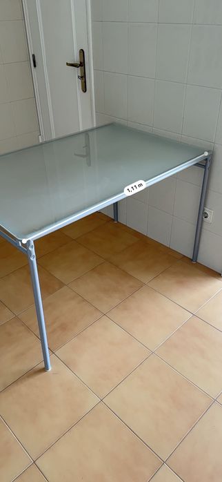 Mesa de cozinha com tampo em vidro