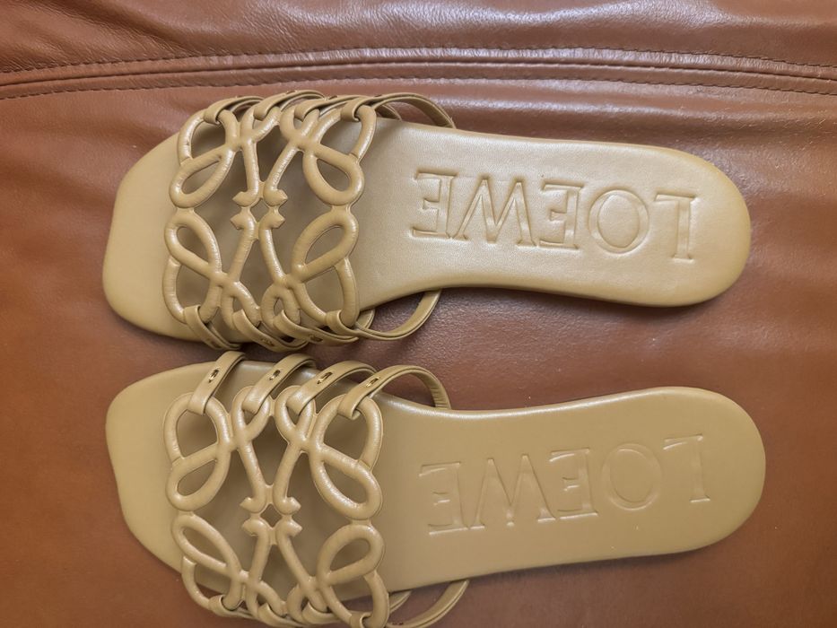 LOEWE. Шкіряні жіночі шльопанці. Camel. Розмір 39. Нові!