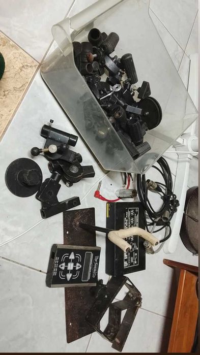 Lote de Material de Iluminação Cénica, Garras/Clamps e Controlo de Máquina de Fumo