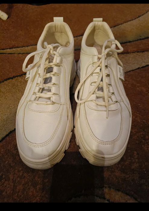 Białe ciężkie buty