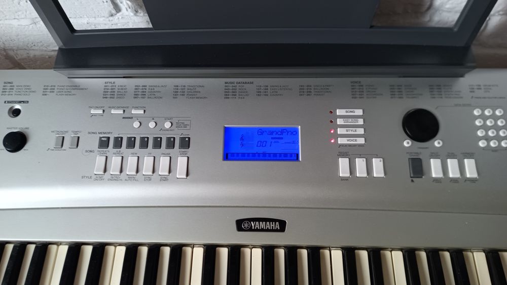 Yamaha dgx 220 keyboard