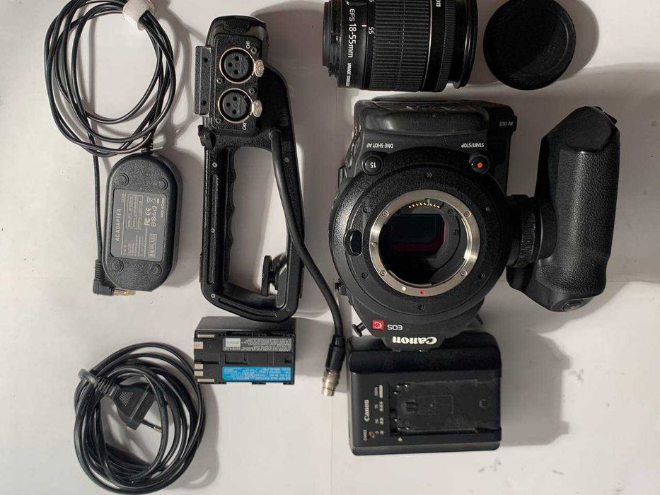 Кінокамера Canon EOS C100 Dual Pixel AF + об'єктив 18-55mm IS II | 520 годин, Студійна