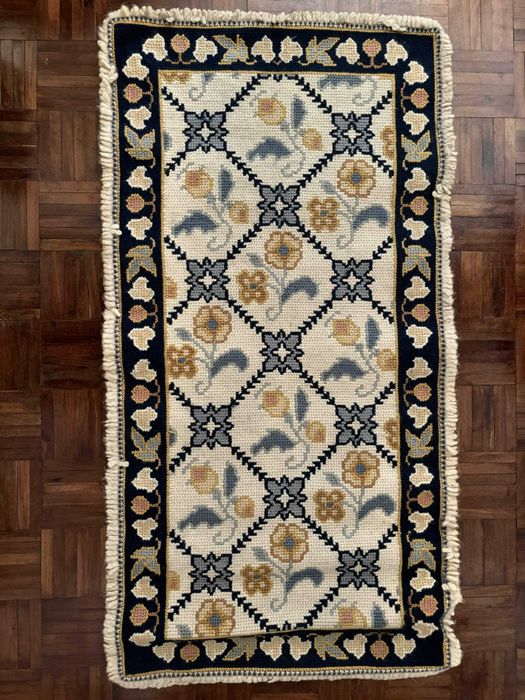 Vendo vários Tapetes de Arraiolos (muito pouco usados)